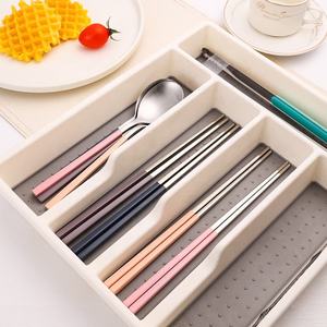 Juego de Cubiertos Dorados Estilo Coreano, Juego de Cuchara y Palillos de Acero Inoxidable Mate con Mango de Color Rosa y Negro - Product Image 2