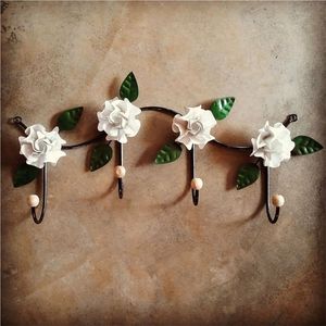 Estante de pared floral de hierro forjado duradero con 5 ganchos |   Gancho Metálico Decorativo Resistente para Boutique y Hotel, Ganchos de Pared Rústicos con Diseño Floral - Product Image 6