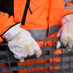 Guantes de seguridad de cuero de grado industrial con resistencia al calor, agarre fuerte y comodidad para uso prolongado. - Product Image 5