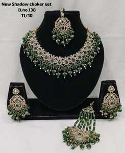 Parure de collier et boucles d'oreilles de mariée orthodoxe Kundan en zircon, style indien, plaqué bronze antique, alliage, motif floral imitation, tendance - Product Image 1