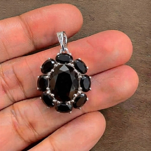 Pendentif Fleur en Onyx Noir Pierre Naturelle pour Femme Rhaya Jewels, en Argent Sterling Plaqué Rhodium, Cadeau Ethnique, Design Floral - Product Image 3