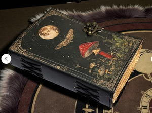 Diario de cuero con estampado UV de hongos negros y mariposas al por mayor - Diario Wiccan/Yoga hecho a mano con borde deshilachado y cierre metálico para regalo - Product Image 3