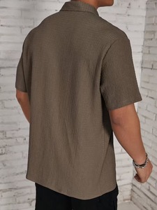 เสื้อเชิ้ตผู้ชายผ้าทอเนื้อสัมผัสพิเศษสำหรับฤดูร้อน แขนสั้น ติดกระดุม คอปกคิวบา สไตล์ลำลอง สำหรับใส่ไปเที่ยวชายหาด แฟชั่น รับผลิตแบบ OEM - Product Image 6