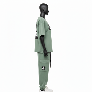 Ensemble haut et pantalon cargo pour femme en jersey de coton premium 220 GSM, vert sauge, avec logo imprimé et broderie. - Product Image 3