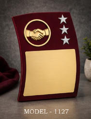 Placa de Madera Modelo 1127 con Emblema de Mano de Obra en Oro y Tres Estrellas para Regalos de Agradecimiento - Product Image 1