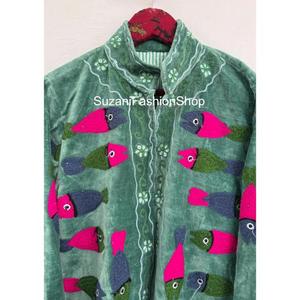 เสื้อแจ็คเก็ตกำมะหยี่ซูซานีคุณภาพพรีเมียม ดีไซน์ทันสมัย สำหรับทั้งชายและหญิง คอจีน แขนยาว ปักลายปลาด้วยมือ เหมาะสำหรับฤดูหนาว - Product Image 1