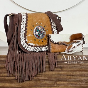 Bolso Bandolera de Cuero Vacuno Grabado a Mano de Gran Capacidad y Calidad Premium con Cremallera y Flecos, con Cartera y Monedero, Set de Dos Piezas - Product Image 1