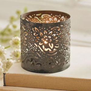 Elegante portavelas votivo de metal diseñado para ofrecer una iluminación suave que brinda calma y armonía a los espacios interiores. - Product Image 4