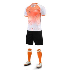 Vêtements de sport confortables pour hommes, uniforme de football 100% polyester, uniforme de football sur mesure pour hommes - Product Image 1