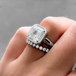 Bagues de fiançailles en diamant de laboratoire de 4 carats, taille Asscher, 4 mm de large, style Cigar Band, sertissage hybride à griffes, personnalisées, vente en gros, certifiées IGI - Product Image 4