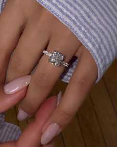 Bague de Fiançailles Solitaire 2,5 carats en Diamant de Laboratoire Scintillant Taille Coussin, Sertie à Griffes et Pavé, pour Demande en Mariage et Alliances, en Or Massif 14K 18K - Product Image 5