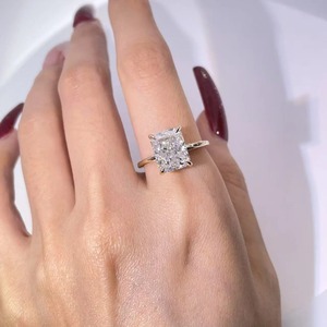 Anillo de cóctel de moissanita solitario de corte radiante en plata, estilo halo oculto minimalista de lujo para mujer - Product Image 1