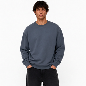 Sweat-shirt personnalisé pour homme en molleton de coton, coupe décontractée, avec patch tissé personnalisé, texture lavée et détail col rond - Product Image 1