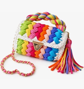 Bolso cruzado de ganchillo hecho a mano para mujer, 100% artesanal, con correa de cadena, cierre de cierre de seguridad y elegante diseño de asa superior. - Product Image 1