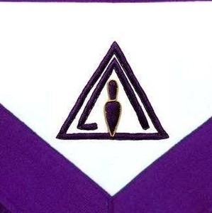 Tablier de Cérémonie Franc-Maçon de l'Excellente Confrérie des Anciens Maîtres, en Grosgrain Violet avec Franges Dorées et Pompons - Product Image 4