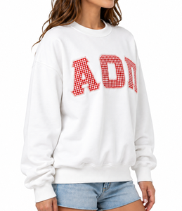 เสื้อสเวตเชิ้ตคอกลมสีขาวสำหรับผู้หญิง ลายตารางแดง ปักอักษร Alpha Omicron Pi ด้านหน้า สไตล์ลำลองสำหรับฤดูใบไม้ร่วง ผลิตจากผ้าฝ้ายถัก - Product Image 2