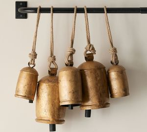 Ensemble de clochettes en métal doré au design moderne, 3 clochettes harmonieuses pour arbre de Noël, écologiques, faites à la main, décoration rustique pour la maison, taille et logo personnalisables - Product Image 2