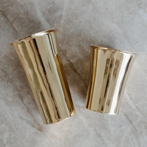 Vase à fleurs en métal de style régale avec silhouette inspirée d'un calice et finition dorée pour une décoration florale de table sophistiquée - Product Image 6