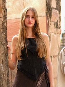 Top corto bohemio de algodón crudo con cuello halter, dobladillo en V deshilachado a mano y superposición geométrica texturizada. Top sin mangas de algodón transpirable. - Product Image 3