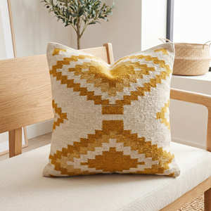 Housse de coussin géométrique Kilim couleur moutarde pour un intérieur bohème, scandinave et moderne du milieu du siècle - Product Image 1