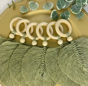 Ensemble d'anneaux de serviette en macramé avec plumes |   Plume en macramé bohème avec anneau en bois |   Anneau de serviette en macramé en forme de feuille |   Anneau de serviette en bois - Product Image 1
