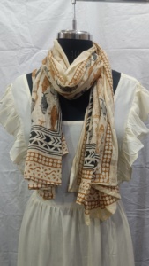 En gros, Foulard, Paréo, Sarong et Étole pour femme en coton ivoire à imprimé poisson, avec bordure géométrique noire et marron, léger, mode estivale - Product Image 5