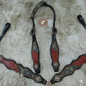 Conjunto de arnés y collar de pecho de cuero occidental para caballo, con pedrería, flecos, cuentas y conchos, ajustable. - Product Image 4