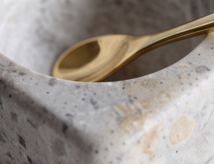 Salières et sucrières carrées artisanales en marbre avec cuillères dorées – Outils durables pour herbes et épices – Élégant accent de table - Product Image 2