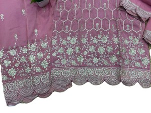 Ensemble élégant 3 pièces en satin pour femme avec broderie florale dorée, haut long à manches longues et col en V, et jupe assortie - Product Image 4