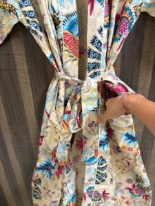 Bata de lujo de algodón para mujer con cuello en V, cierre con cordón, estampado floral, transpirable, hecha a mano, ligera, para verano, ropa de descanso, para damas de honor - Product Image 2