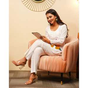 ชุดคุรตะผ้าฝ้ายสีขาวสไตล์ลำลอง ไซส์ XS ลุคแบบมอดลี่ลุค - Product Image 1