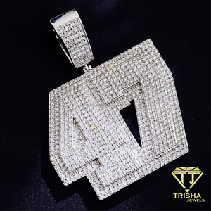 Pendentif Premium en Argent Tons Argentés Numéro 47 avec Diamant Moissanite, en Argent Sterling 925, Bijou Statement Sertie de Pierres pour la Vente en Gros - Product Image 1