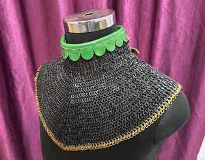 Collar de Armadura de Malla de Acero Hecho a Mano con Borde Chapado en Oro y Adorno Verde para Uso en Festivales - Product Image 4