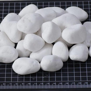 Galets naturels concassés en gros, gravier blanc pour la décoration de jardins et de parcs extérieurs - Product Image 1