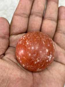 Sphère de calcite orange aux couleurs ambre vibrantes, profondeur translucide, forme lisse, éclat chaud et charme minéral distinctif - Product Image 5
