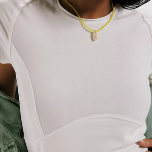 T-shirt court blanc pour femme, col rond, manches courtes, coupe ajustée, style minimaliste, respirant, tricoté, couleur unie, avec coutures apparentes - Product Image 3