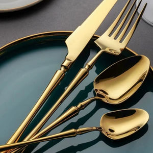 Vaisselle de style poétique et romantique façonnant des histoires émotionnelles autour de la table, des tables intimes et une élégance délicate. - Product Image 1