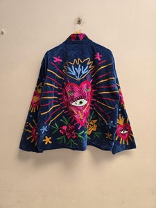 Veste en coton brodée motif cœur vibrant bleu marine, style audacieux, parfaite pour les amateurs de bohème, avec œil porte-bonheur artisanal - Product Image 4