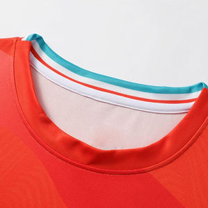 Nouvelle arrivée, uniforme de football sur mesure, manches courtes, col en V, logo sur le devant, séchage rapide, respirant, design par sublimation, 100% polyester - Product Image 4