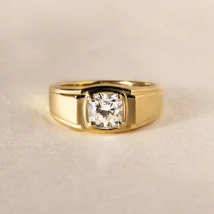 Anillo de compromiso de oro macizo con corte cojín, banda ancha y engaste de bisel, anillo de sello con diamante, oro amarillo, solitario moderno y robusto para hombre - Product Image 3