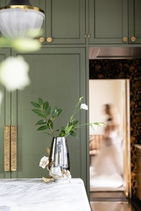 Jarrón de lujo Saleem International 2026 con diseño de granada, color plateado, de metal, con hoja de ginkgo marrón dorado - Product Image 5