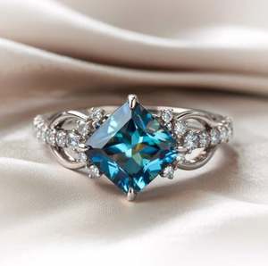 Anillo de Moissanita Azul Corte Princesa en Plata de Ley 925 con Baño de Oro y Engaste de Garras para Compromiso y Boda - Product Image 3