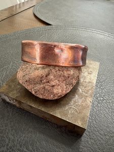 Brazalete de cobre grueso y ancho hecho a mano para hombre, acabado con efecto hormigón, 7.º aniversario de matrimonio, terapia magnética para la artritis, estilo vikingo - Product Image 3