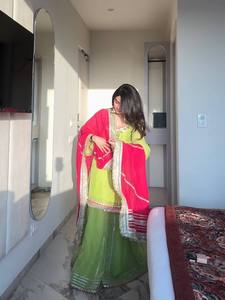 Costume Anarkali brodé vert avec dupatta rose, longueur au sol, vêtements traditionnels indiens et pakistanais pour femmes, en soie, pour mariage - Product Image 4