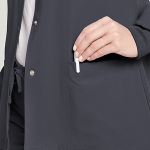 Blouses médicales pour femmes avec détection d'aiguilles, uniformes personnalisés pour le personnel hospitalier, tissu micro-extensible, fabricant Pakistan - Product Image 4