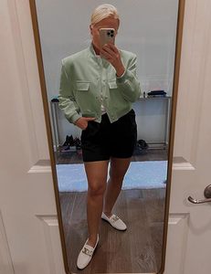 Chaqueta Bomber Corta Verde Oliva para Mujer con Bolsillos de Parche, Cierre de Botones, Estilo Casual, Manga Larga, Cuello Alto - Product Image 2