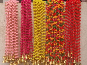 พวงประดับประตูประดับตกแต่งบ้าน ทำจากไหมเทียมประดับลูกปัดสีทอง งานฝีมืออินเดียสมัยใหม่ ทำด้วยมือ เหมาะสำหรับเทศกาลต่างๆ - Product Image 1