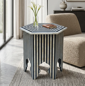 Mesa auxiliar cuadrada de terracota naranja con incrustaciones de hueso y patas con recortes de arco mojár, bordada con motivos geométricos a precios de mayorista - Product Image 2