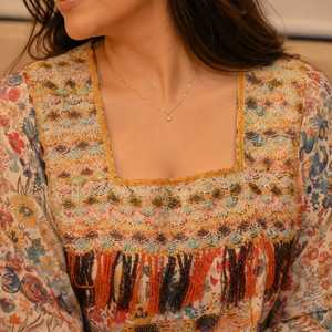 Ensemble de tissus Designer Mukhawara pour femme, col en V, imprimé floral, broderie artisanale complexe, panneau avant perlé, détails à pompons, coupe trapèze - Product Image 4