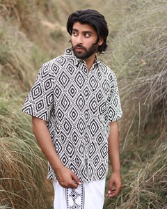 Camisa de algodón hecha a mano para hombre, con estampado tradicional, manga corta, estilo casual para verano, con botones, ideal para resort y playa. - Product Image 1